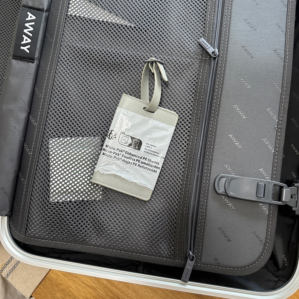 Away The Bigger Carry-On: Aluminum Edition - Brand new in box - Picture 7 of 12